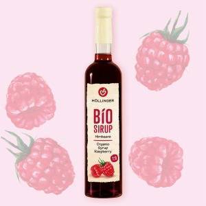 Höllinger Bio Sirup Himbeere in Glasflasche vor einem Hintergrund mit Himbeeren.