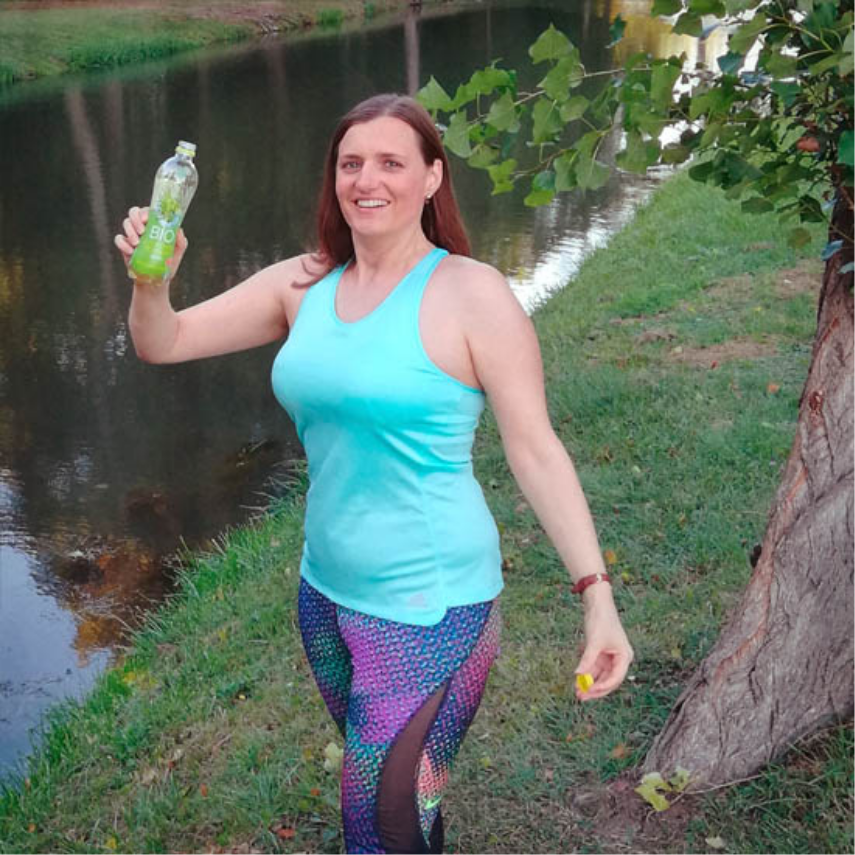 Doris Beneder - Jetzt online bei Höllinger bestellen! Doris Beneder im Park mit einer Holunderblüten Sprizz Flasche