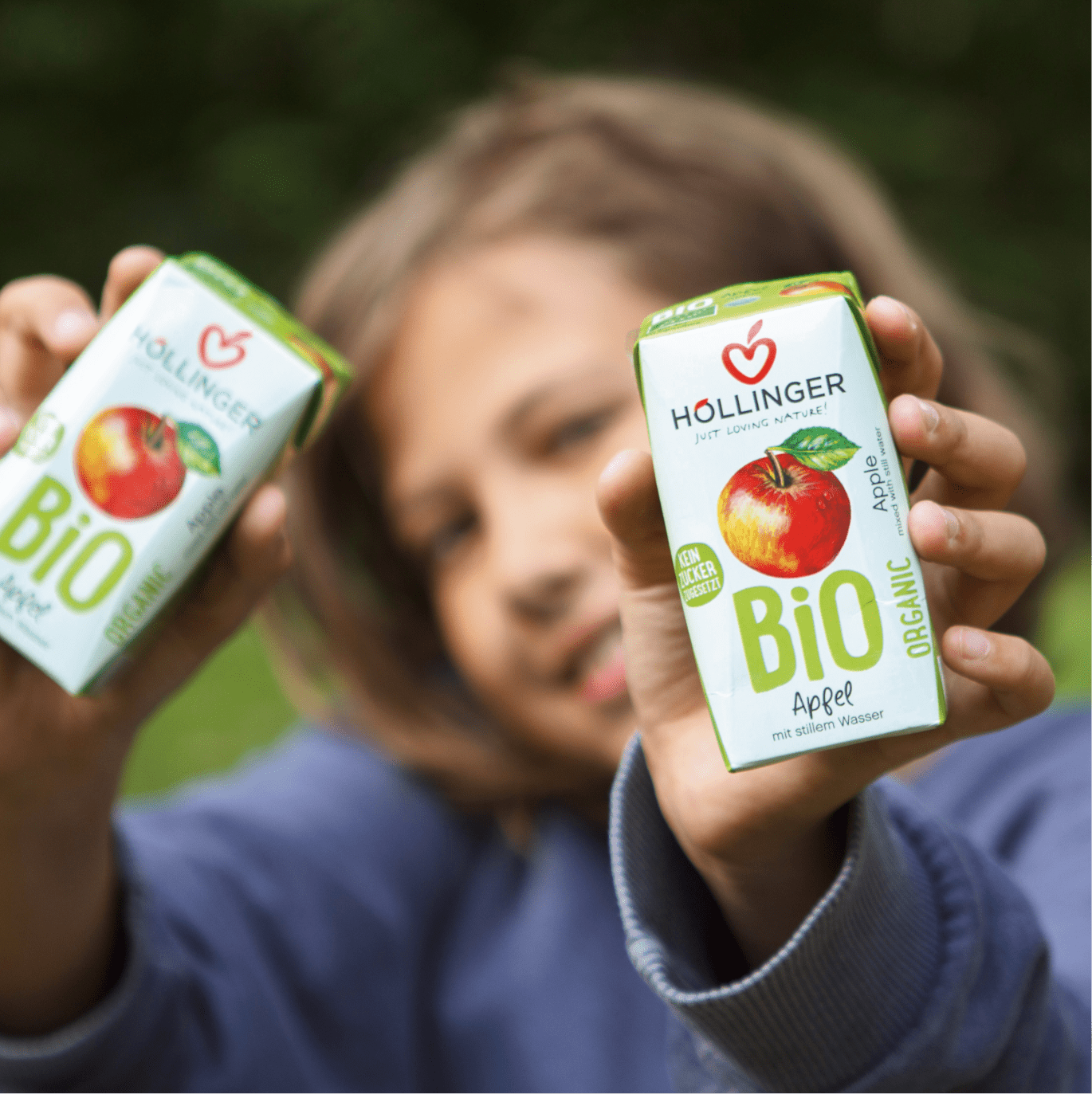 Höllinger Bio Apfel Schulsaft - Jetzt online bei Höllinger bestellen! Mädchen mit Apfel Schulsaft