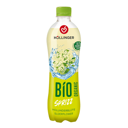 Höllinger Holunder Sprizz Flasche in grün mit frischen Holunderblüten auf Wasser hinterlegt.