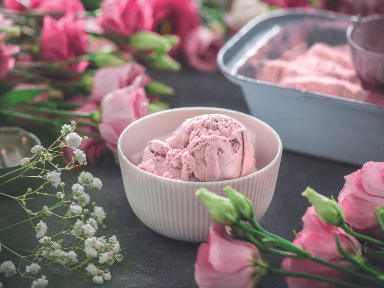 Rosenblüten-Eiscreme