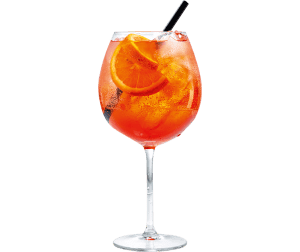 Aperitivo Spritz in Weinglas mit Eiswürfeln und Orangenscheiben.
