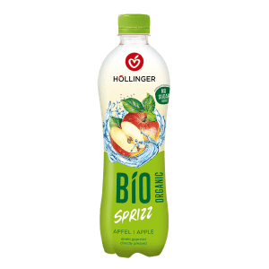 Höllinger Apfel Sprizz Flasche in grün weiß mit frisch aufgeschnittenen Äpfeln hinterlegt auf Wasser.