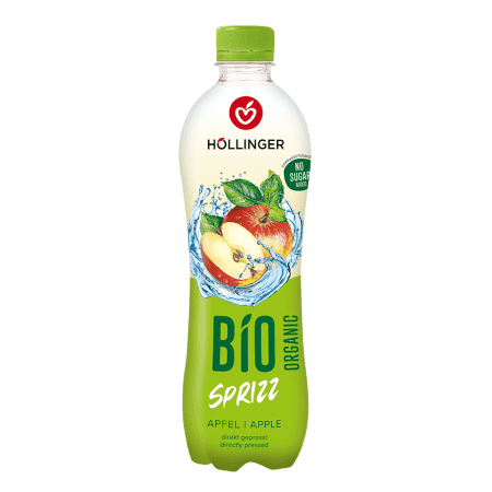 Höllinger Apfel Sprizz Flasche in grün weiß mit frisch aufgeschnittenen Äpfeln hinterlegt auf Wasser.