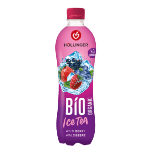 Höllinger Ice Tea Flasche in lila und rosa mit Waldbeeren hinterlegt von Wasser und Eis