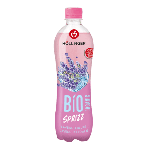 Höllinger Lavendel Sprizz Flasche in dunkelrosa mit Lavendelblüten hinterlegt auf Wasser.