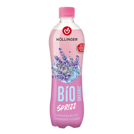 Höllinger Lavendel Sprizz Flasche in dunkelrosa mit Lavendelblüten hinterlegt auf Wasser.