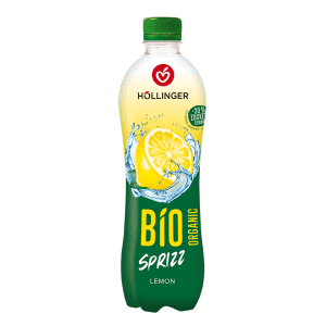 Höllinger Lemon Sprizz Flasche in grün und gelb mit frisch aufgeschnittener Zitrone hinterlegt auf Wasser.