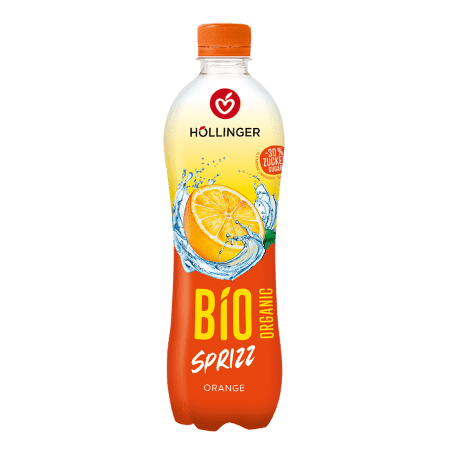 Höllinger Orange Sprizz Flasche in orange gelb mit einer frisch aufgeschnittenen Orange hinterlegt auf Wasser.
