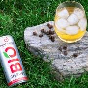 Dose Bio Energy nebst Getränkeglas mit Eis