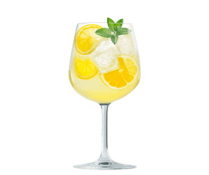 Glas mit gelber Flüssigkeit, Zitrone, Eiswürfel und Minze, ein erfrischender Cocktail mit Zitronengeschmack