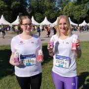 Zwei Frauen, die für Höllinger beim Österreichischen Frauenlauf gestartet sind.