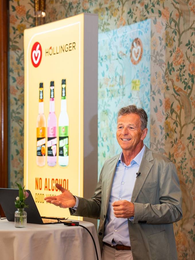 Gerhard Höllinger präsentiert aktuelle Umfrageergebnisse (c) Paul Ambrusch