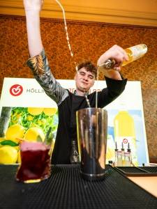 Bartender Mario Haneder sorgte für alkoholfreie Drinks (c) Paul Ambrusch