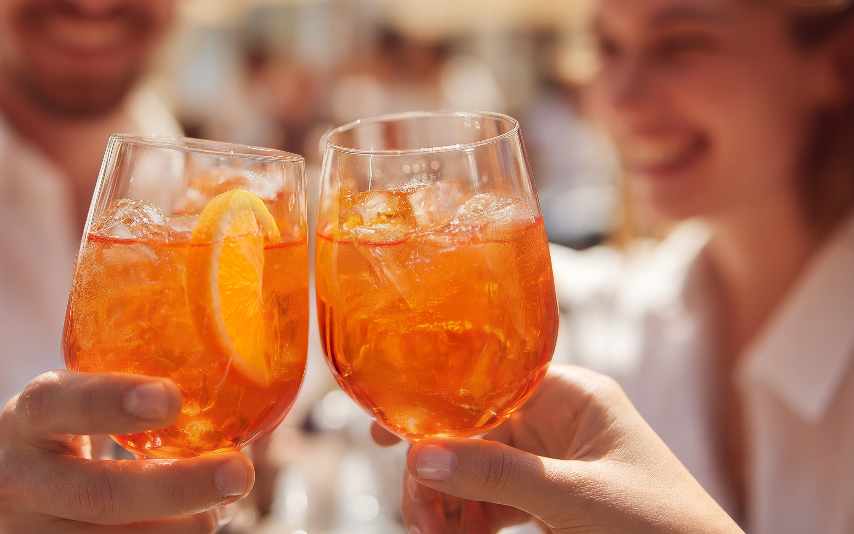 Zwei Personen stoßen mit Apéro Secco an