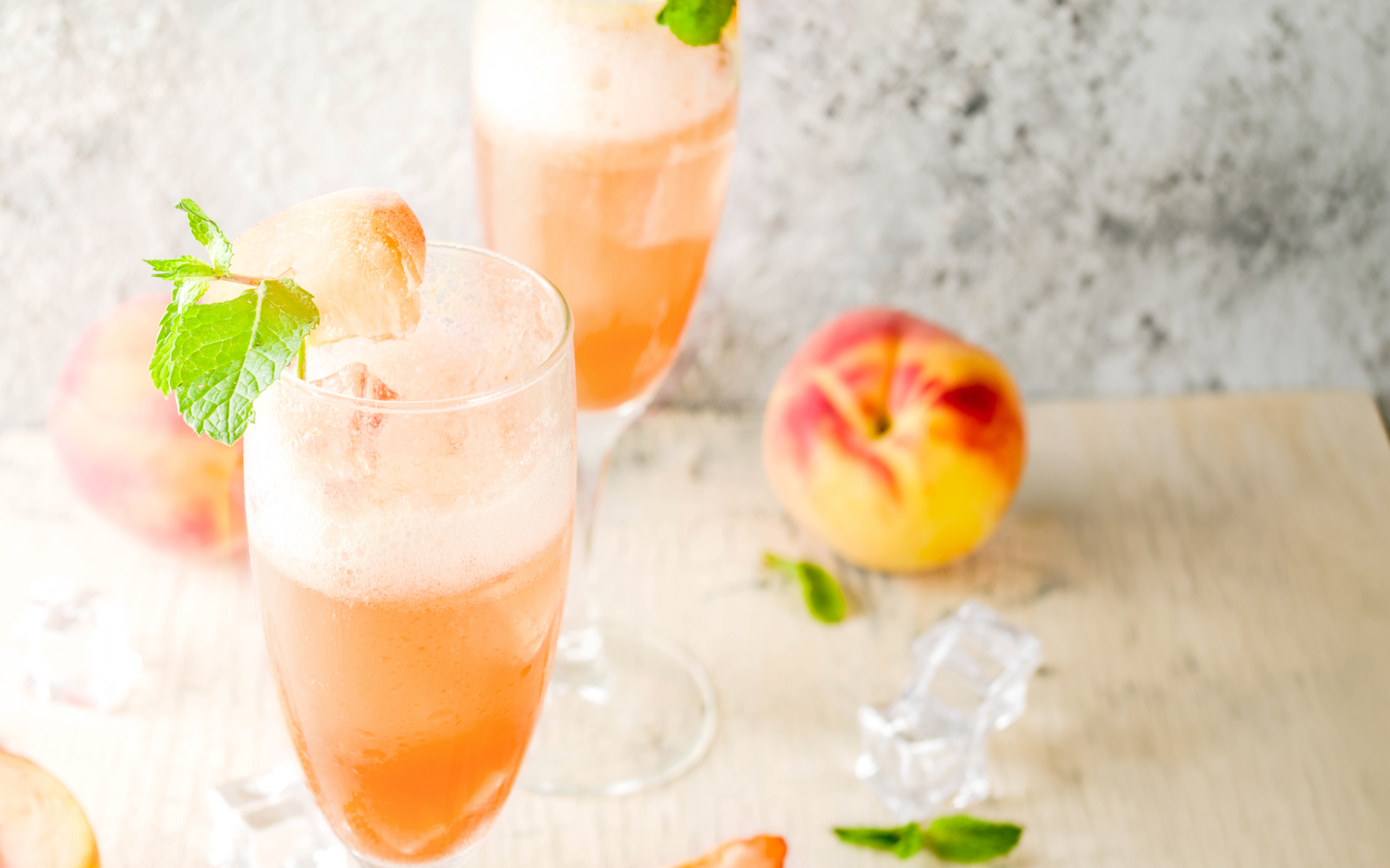 Bellini Secco mit Pfirsich und Minze
